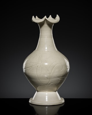 Lot 4 - A RARE DINGYAO CARVED ‘LOTUS’ FOLIATE-RIMMED VASE, HUAKOUPING, NORTHERN SONG-JIN DYNASTY