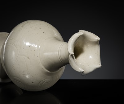 Lot 4 - A RARE DINGYAO CARVED ‘LOTUS’ FOLIATE-RIMMED VASE, HUAKOUPING, NORTHERN SONG-JIN DYNASTY