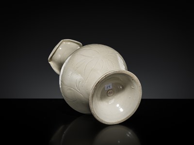 Lot 4 - A RARE DINGYAO CARVED ‘LOTUS’ FOLIATE-RIMMED VASE, HUAKOUPING, NORTHERN SONG-JIN DYNASTY