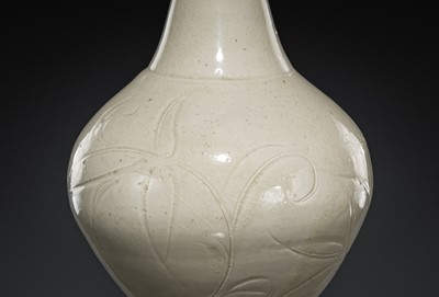 Lot 4 - A RARE DINGYAO CARVED ‘LOTUS’ FOLIATE-RIMMED VASE, HUAKOUPING, NORTHERN SONG-JIN DYNASTY