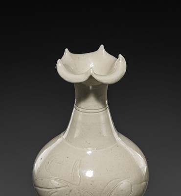Lot 4 - A RARE DINGYAO CARVED ‘LOTUS’ FOLIATE-RIMMED VASE, HUAKOUPING, NORTHERN SONG-JIN DYNASTY