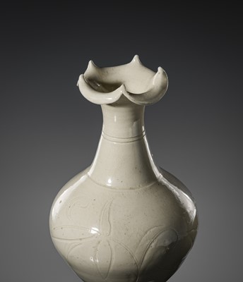 Lot 4 - A RARE DINGYAO CARVED ‘LOTUS’ FOLIATE-RIMMED VASE, HUAKOUPING, NORTHERN SONG-JIN DYNASTY