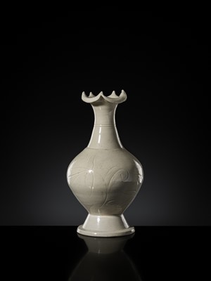 Lot 4 - A RARE DINGYAO CARVED ‘LOTUS’ FOLIATE-RIMMED VASE, HUAKOUPING, NORTHERN SONG-JIN DYNASTY