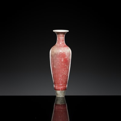 Lot 184 - A PEACHBLOOM-GLAZED ‘GUANYIN’ AMPHORA VASE, LIUYEPING, 19TH CENTURY
