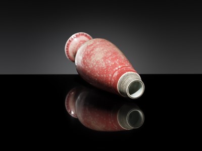 Lot 184 - A PEACHBLOOM-GLAZED ‘GUANYIN’ AMPHORA VASE, LIUYEPING, 19TH CENTURY