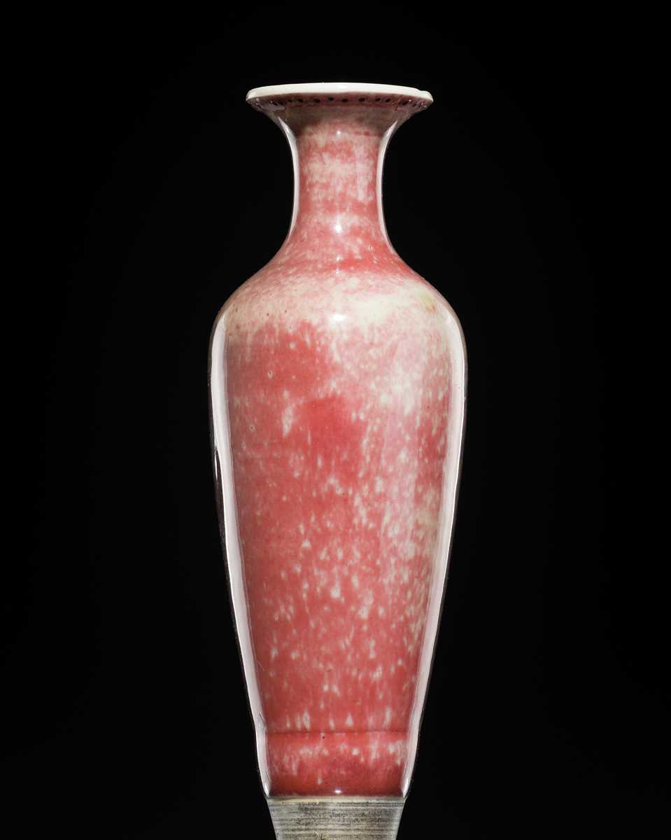 Lot 184 - A PEACHBLOOM-GLAZED ‘GUANYIN’ AMPHORA VASE, LIUYEPING, 19TH CENTURY