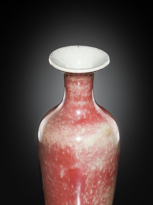 Lot 184 - A PEACHBLOOM-GLAZED ‘GUANYIN’ AMPHORA VASE, LIUYEPING, 19TH CENTURY