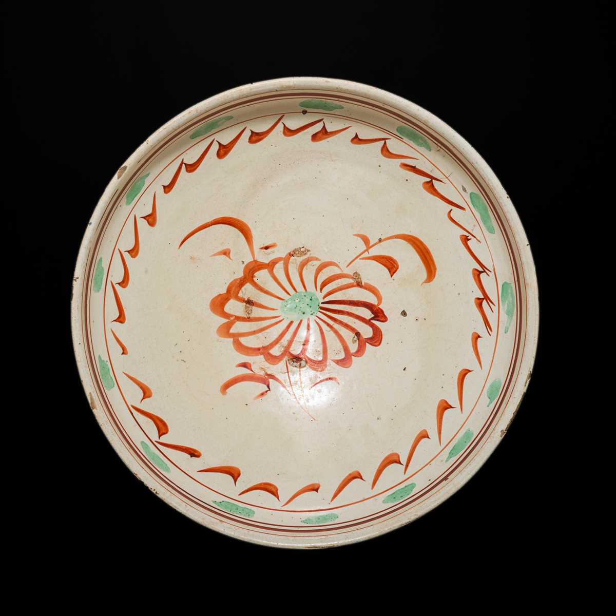 Lot 145 - A RARE CIZHOU POLYCHROME ‘CHRYSANTHEMUM’ BOWL, SONG-JIN DYNASTY