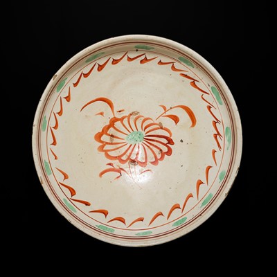 Lot 145 - A RARE CIZHOU POLYCHROME ‘CHRYSANTHEMUM’ BOWL, SONG-JIN DYNASTY