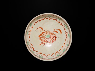 Lot 145 - A RARE CIZHOU POLYCHROME ‘CHRYSANTHEMUM’ BOWL, SONG-JIN DYNASTY