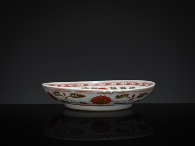 Lot 154 - AN IRON-RED, YELLOW AND GREEN ENAMELED ‘EQUESTRIAN’ DISH, MING DYNASTY