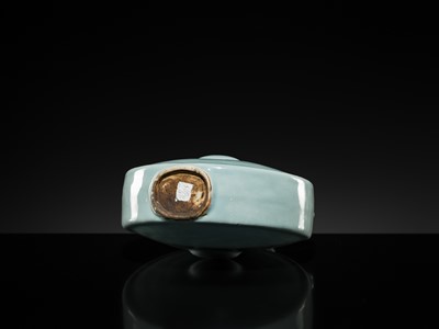Lot 31 - A CELADON GLAZED MOONFLASK, BIANHU, 18TH CENTURY