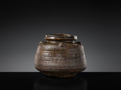Lot 135 - A MADARA KARATSU-WARE MIZUSASHI (FRESH WATER JAR), EDO PERIOD, 18TH-19TH CENTURY