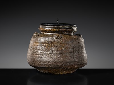 Lot 135 - A MADARA KARATSU-WARE MIZUSASHI (FRESH WATER JAR), EDO PERIOD, 18TH-19TH CENTURY