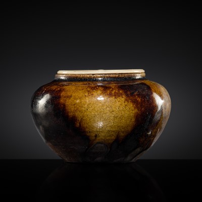 Lot 302 - A RARE YELLOW- AND GREEN-SPLASHED SETO WARE TEA CADDY (CHAIRE), EDO PERIOD