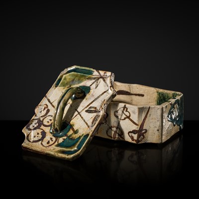 Lot 142 - AN ORIBE BOX AND COVER, FUTAMONO