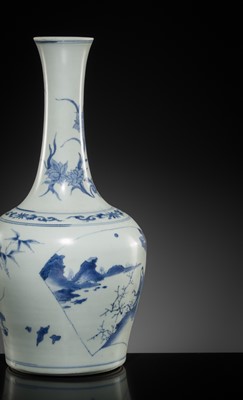 Lot 23 - A BLUE AND WHITE MALLET-FORM VASE, TRANSITIONAL PERIOD, FROM THE HATCHER CARGO