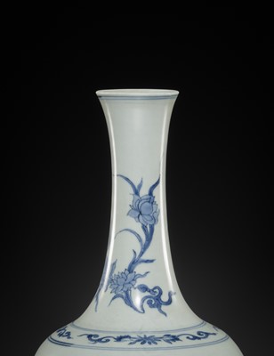 Lot 23 - A BLUE AND WHITE MALLET-FORM VASE, TRANSITIONAL PERIOD, FROM THE HATCHER CARGO