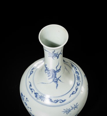 Lot 23 - A BLUE AND WHITE MALLET-FORM VASE, TRANSITIONAL PERIOD, FROM THE HATCHER CARGO