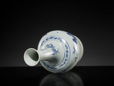 Lot 23 - A BLUE AND WHITE MALLET-FORM VASE, TRANSITIONAL PERIOD, FROM THE HATCHER CARGO