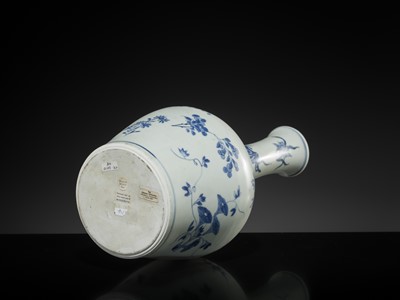 Lot 23 - A BLUE AND WHITE MALLET-FORM VASE, TRANSITIONAL PERIOD, FROM THE HATCHER CARGO