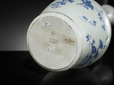 Lot 23 - A BLUE AND WHITE MALLET-FORM VASE, TRANSITIONAL PERIOD, FROM THE HATCHER CARGO