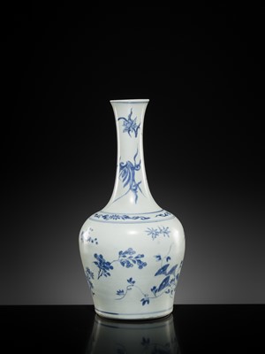 Lot 23 - A BLUE AND WHITE MALLET-FORM VASE, TRANSITIONAL PERIOD, FROM THE HATCHER CARGO