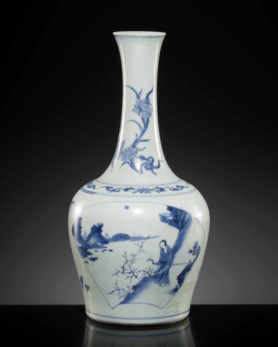 Lot 23 - A BLUE AND WHITE MALLET-FORM VASE, TRANSITIONAL PERIOD, FROM THE HATCHER CARGO
