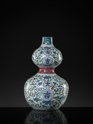 Lot 20 - A RARE WUCAI 'DAJI' DOUBLE-GOURD VASE, WANLI PERIOD
