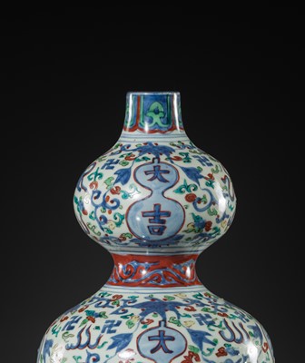 Lot 20 - A RARE WUCAI 'DAJI' DOUBLE-GOURD VASE, WANLI PERIOD