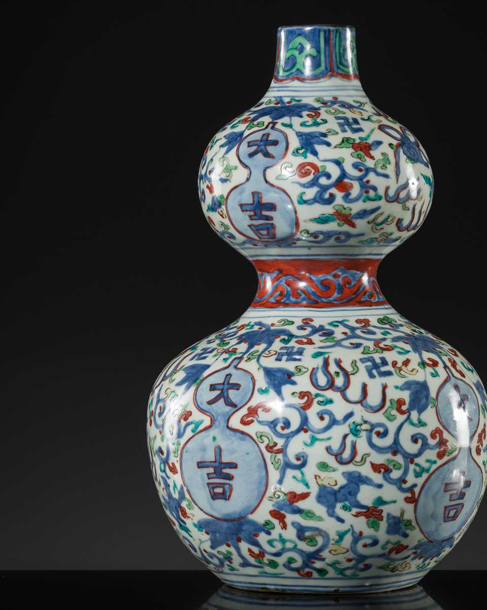 Lot 20 - A RARE WUCAI 'DAJI' DOUBLE-GOURD VASE, WANLI PERIOD