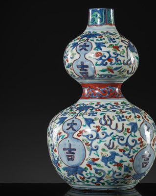 Lot 20 - A RARE WUCAI 'DAJI' DOUBLE-GOURD VASE, WANLI PERIOD