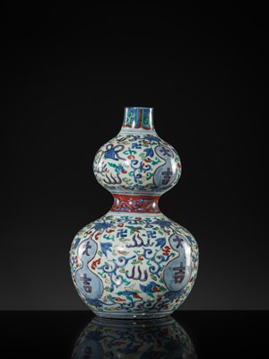 Lot 20 - A RARE WUCAI 'DAJI' DOUBLE-GOURD VASE, WANLI PERIOD