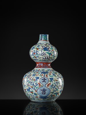 Lot 20 - A RARE WUCAI 'DAJI' DOUBLE-GOURD VASE, WANLI PERIOD