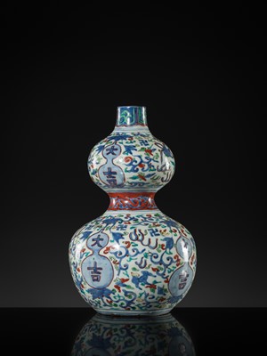 Lot 20 - A RARE WUCAI 'DAJI' DOUBLE-GOURD VASE, WANLI PERIOD