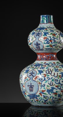 Lot 20 - A RARE WUCAI 'DAJI' DOUBLE-GOURD VASE, WANLI PERIOD