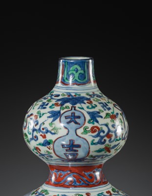 Lot 20 - A RARE WUCAI 'DAJI' DOUBLE-GOURD VASE, WANLI PERIOD