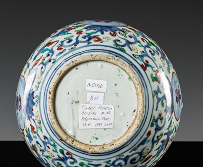 Lot 20 - A RARE WUCAI 'DAJI' DOUBLE-GOURD VASE, WANLI PERIOD