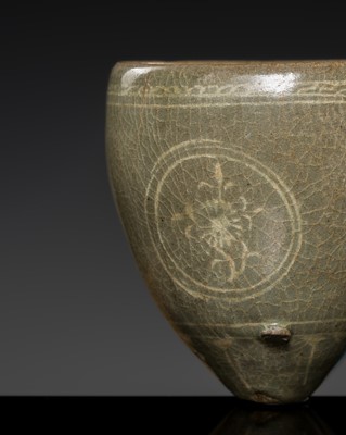Lot 256 - A SLIP-INLAID CELADON STONEWARE ‘FLORAL’ CUP, GORYEO DYNASTY, 12TH CENTURY