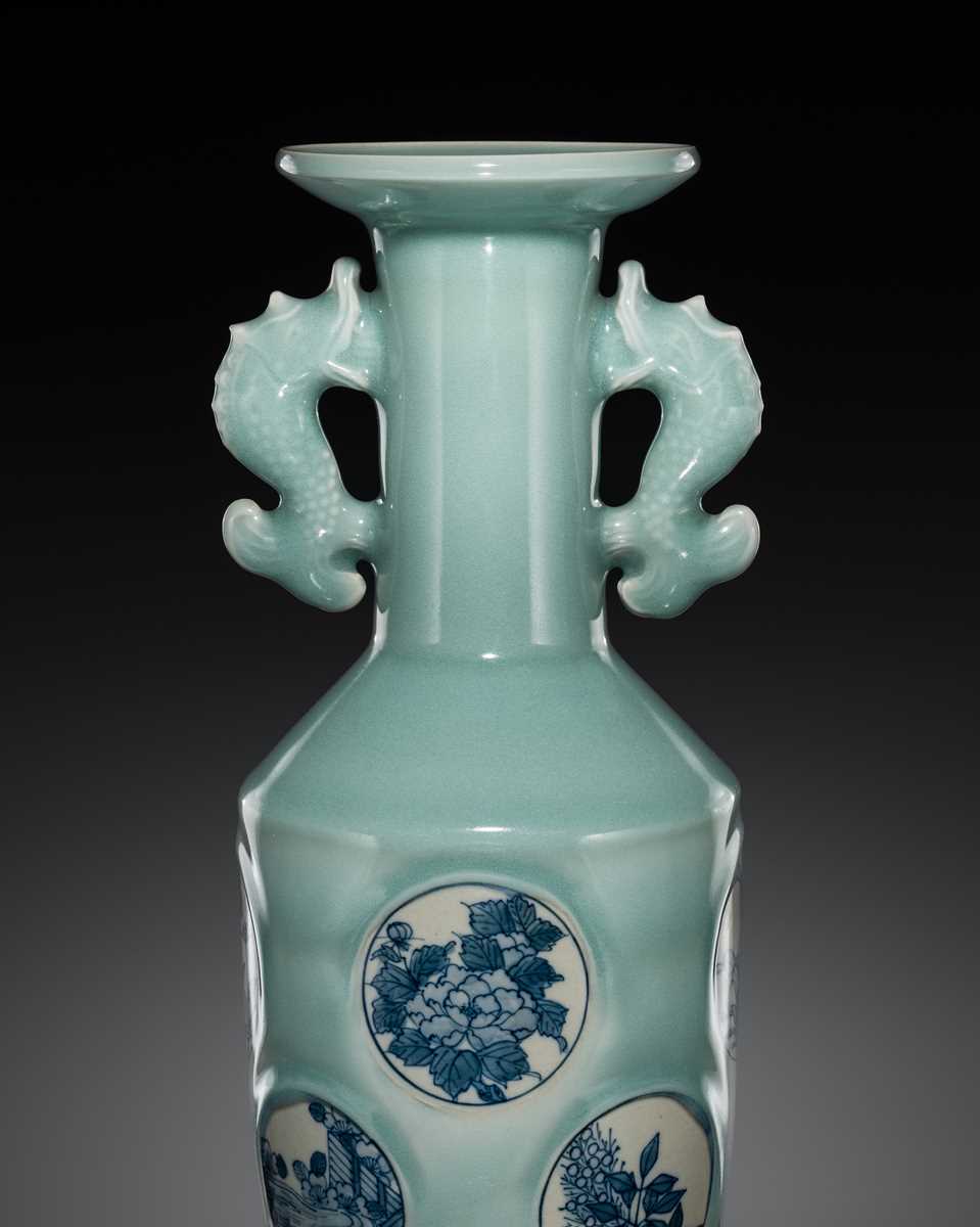 Lot 185 - A NABESHIMA CELADON-GLAZED AND UNDERGLAZE-BLUE-DECORATED ‘KINUTA’ MALLET VASE, 19TH-20TH CENTURY