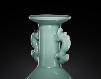 Lot 185 - A NABESHIMA CELADON-GLAZED AND UNDERGLAZE-BLUE-DECORATED ‘KINUTA’ MALLET VASE, 19TH-20TH CENTURY