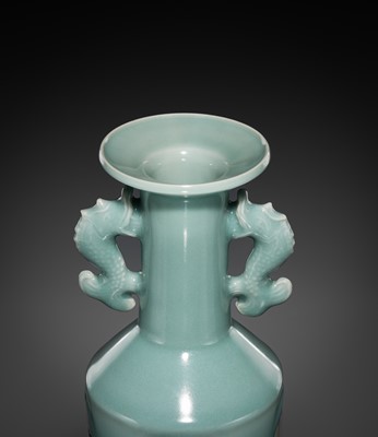 Lot 185 - A NABESHIMA CELADON-GLAZED AND UNDERGLAZE-BLUE-DECORATED ‘KINUTA’ MALLET VASE, 19TH-20TH CENTURY