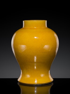 Lot 183 - A LARGE YELLOW GLAZED BALUSTER JAR AND COVER, 18TH-19TH CENTURY