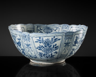 Lot 179 - A BLUE AND WHITE 'KRAAK' BOWL, TRANSITIONAL PERIOD, FROM THE HATCHER CARGO