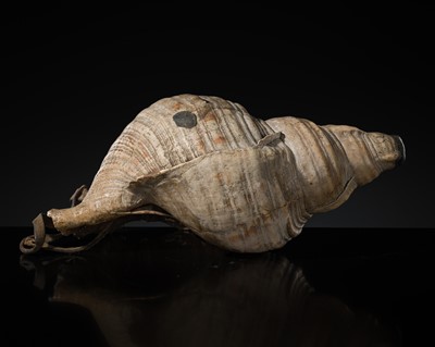 Lot 136 - A LARGE CONCH SHELL TRUMPET, HORAGAI, EDO PERIOD