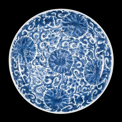 Lot 191 - A VERY LARGE BLUE AND WHITE PORCELAIN ‘PEONIES’ CHARGER, QING DYNASTY, KANGXI PERIOD
