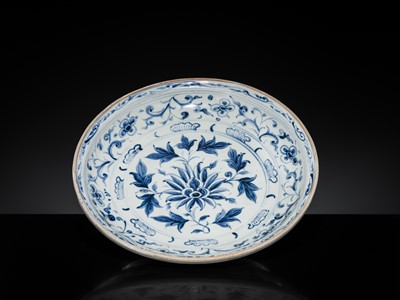 Lot 38 - A LARGE ANNAM BLUE AND WHITE ‘FLORAL’ DISH, 16TH CENTURY