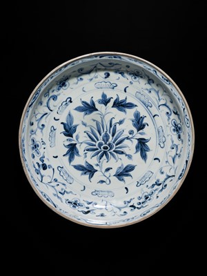 Lot 38 - A LARGE ANNAM BLUE AND WHITE ‘FLORAL’ DISH, 16TH CENTURY