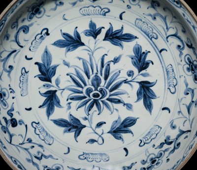 Lot 38 - A LARGE ANNAM BLUE AND WHITE ‘FLORAL’ DISH, 16TH CENTURY