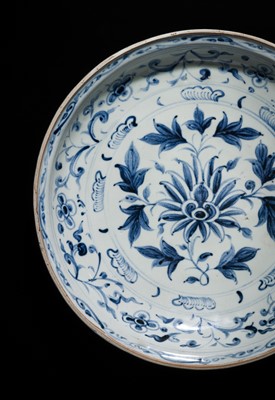 Lot 38 - A LARGE ANNAM BLUE AND WHITE ‘FLORAL’ DISH, 16TH CENTURY